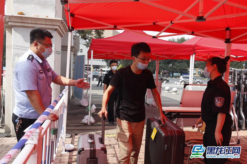 9月2日，黑龙江大学在校研究生和本科生正式返校，回到阔别已久的校园，见到许久不见的同学，学生们的脸上露出了笑容。据了解，9月2日至6日，黑龙江大学本科生和研究生按公寓楼分5个批次返校，2020级研究生新生和本科新生于9月15日至17日分3个批次入校报到，境外留学生未接到学校正式通知前，一律不返校。（记者 韩俏 摄影 赵春争）