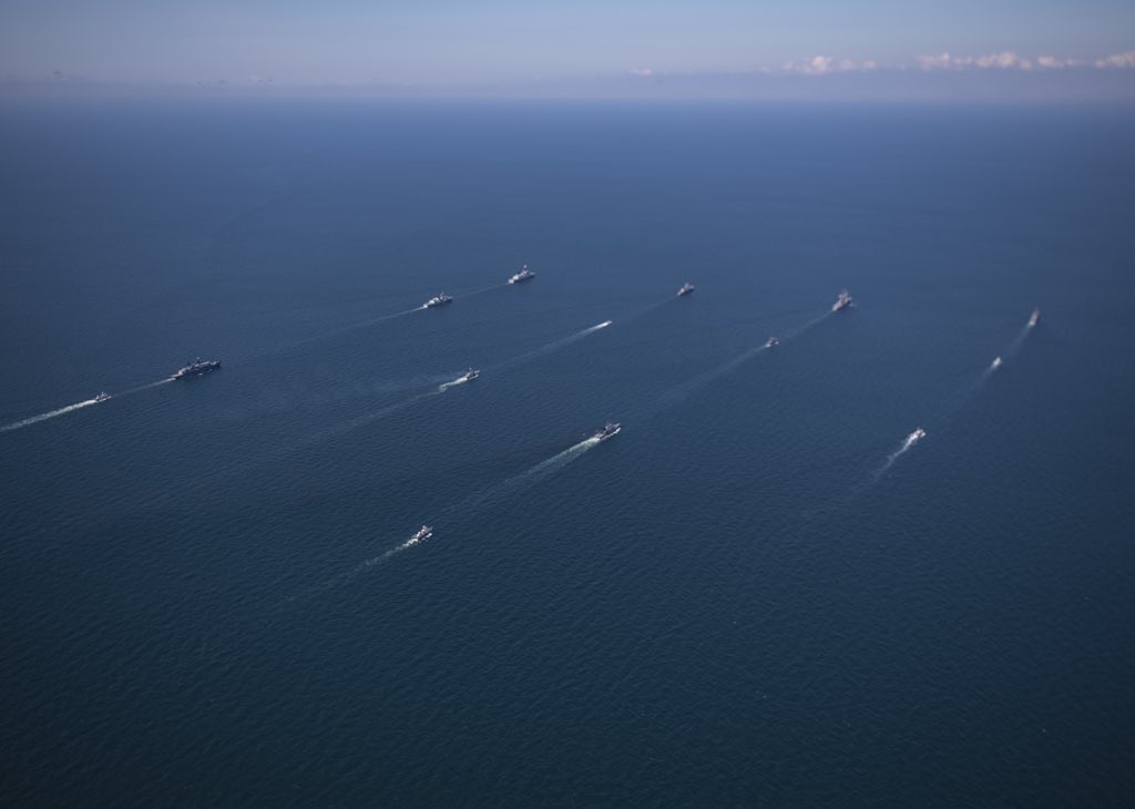 7月12日，由美国和乌克兰主导的“海上微风－2019”多国联合军演进入了最后一天。参演国家的海军舰船在海上列队组成阵型，庆祝演习的结束。