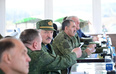9月12日，在白俄罗斯布列斯特州，白俄罗斯总统卢卡申科（中）视察“西部-2021”联合战略演习。<br/><br/>　　俄罗斯与白俄罗斯武装力量“西部-2021”联合战略演习9日拉开帷幕，实兵演练于10日至16日在俄境内9个射击场、波罗的海水域以及白俄罗斯境内5个射击场举行。<br/><br/>　　新华社发（白俄罗斯总统新闻局供图）