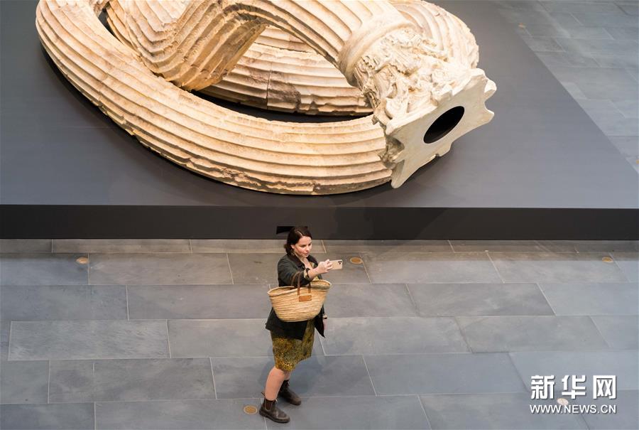 6月2日，在澳大利亚堪培拉，游客在澳国家美术馆参观。新华社发（刘畅畅摄） 
