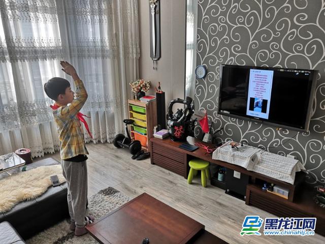 3月2日，黑龙江省春季新学期开学第一天，全省各地中小学举行线上升旗仪式，鼓励学生在疫情中做好防护，认真学习，做到“停课不停学”。图为哈尔滨市群力实验小学校小学全体师生举行“停课不停学 做抗疫小战士”线上“云”升旗仪式。
