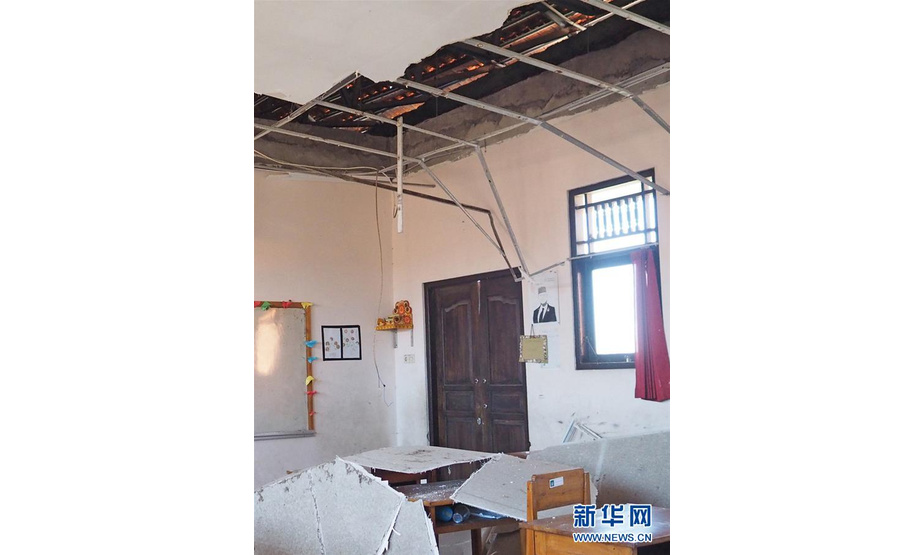 7月16日，在印度尼西亚巴厘岛，一所学校教室内的天花板在地震中被损毁。 印度尼西亚巴厘岛西南部海域16日发生6.0级地震，目前尚无人员伤亡和财产损失报告。 新华社发（西曼云塔摄）