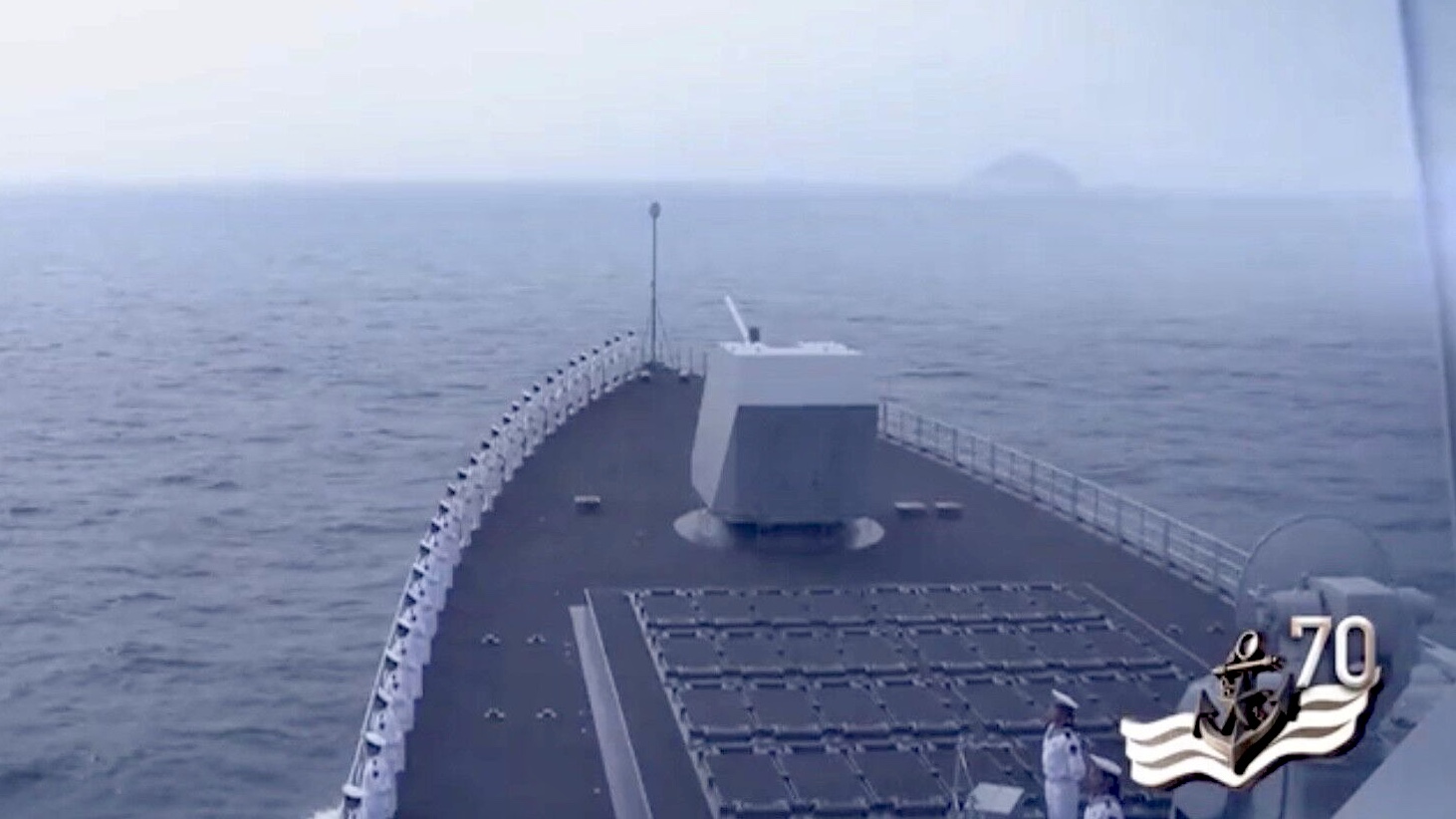 在最新公开的庆祝人民海军成立70周年海上阅兵画面中，出现了055驱逐舰首舰南昌舰的前甲板画面。055驱逐舰的垂直武器发射单元数量达到了112单元，创下了中国海军舰船垂发单元的数量之最，采用的是了“前64+后48”的配置方式。从最新曝光的055型舰前甲板画面来看，密密麻麻的垂发单元可谓霸气十足。