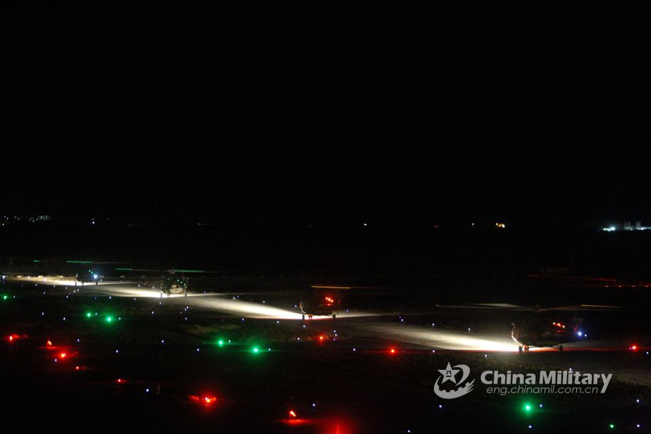米-171直升机群夜间出动演练。（图片来源：中国军网）