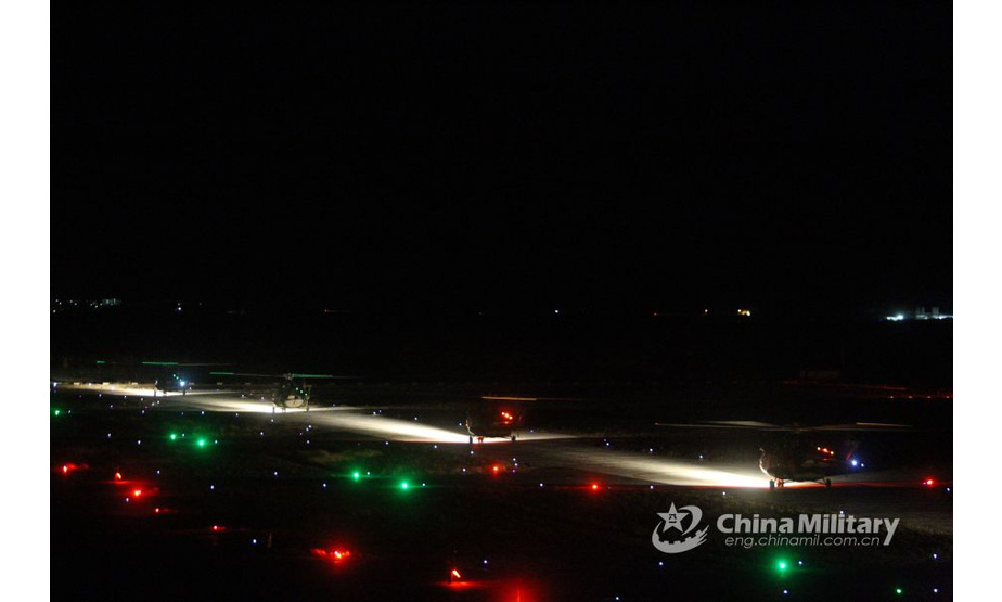 米-171直升机群夜间出动演练。（图片来源：中国军网）