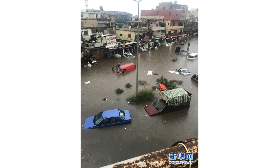 12月9日，在黎巴嫩首都贝鲁特，车辆浸在水中。 黎巴嫩首都贝鲁特9日遭遇暴雨，导致部分道路被淹。 新华社发（比拉尔·贾维希摄）