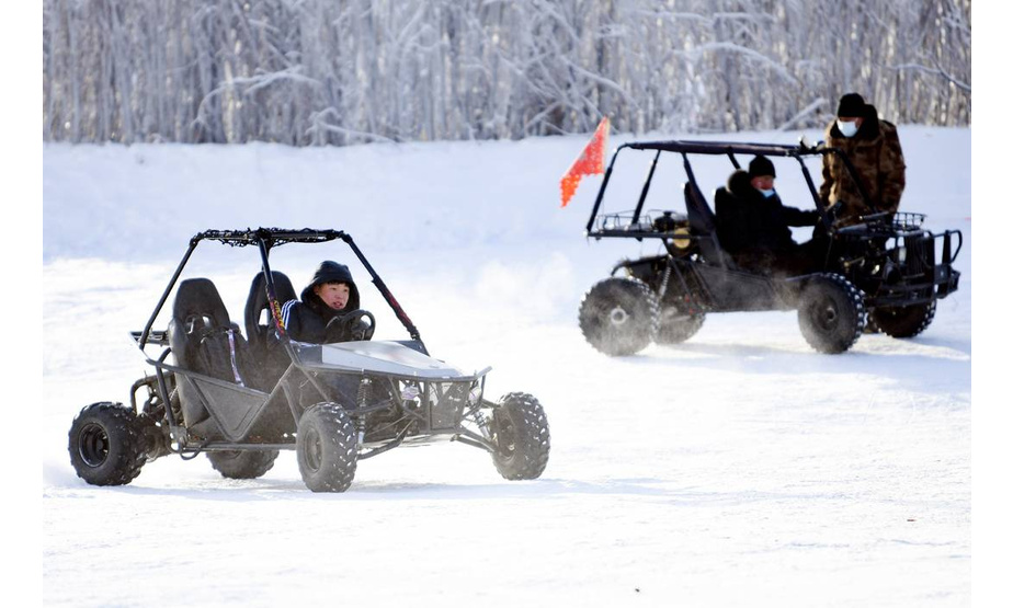 1月17日，游客在“冷极村”驾驶雪地摩托车。