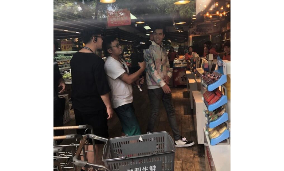 吴亦凡在菜市场买菜。