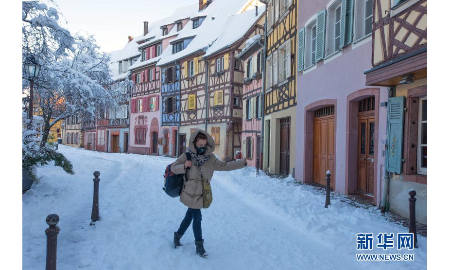 1月15日，在法国上莱茵省科尔马，一名女子走在积雪的路面上。新华社发（亚基·内热朗摄）