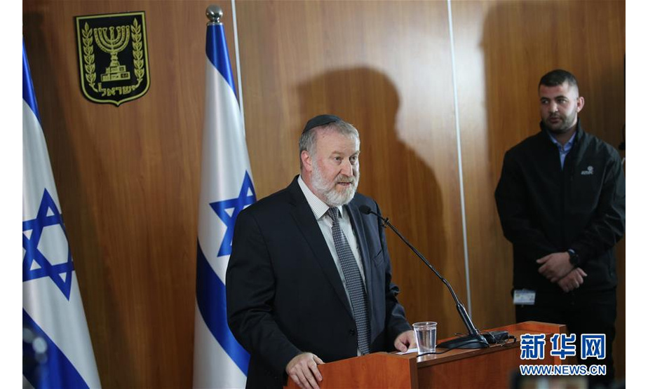 11月21日，在耶路撒冷，以色列总检察长曼德尔卜利特发表声明。 以色列总检察长曼德尔卜利特11月21日晚宣布，将正式起诉涉嫌贪腐的总理内塔尼亚胡。 新华社发（穆阿迈尔·阿瓦德摄）