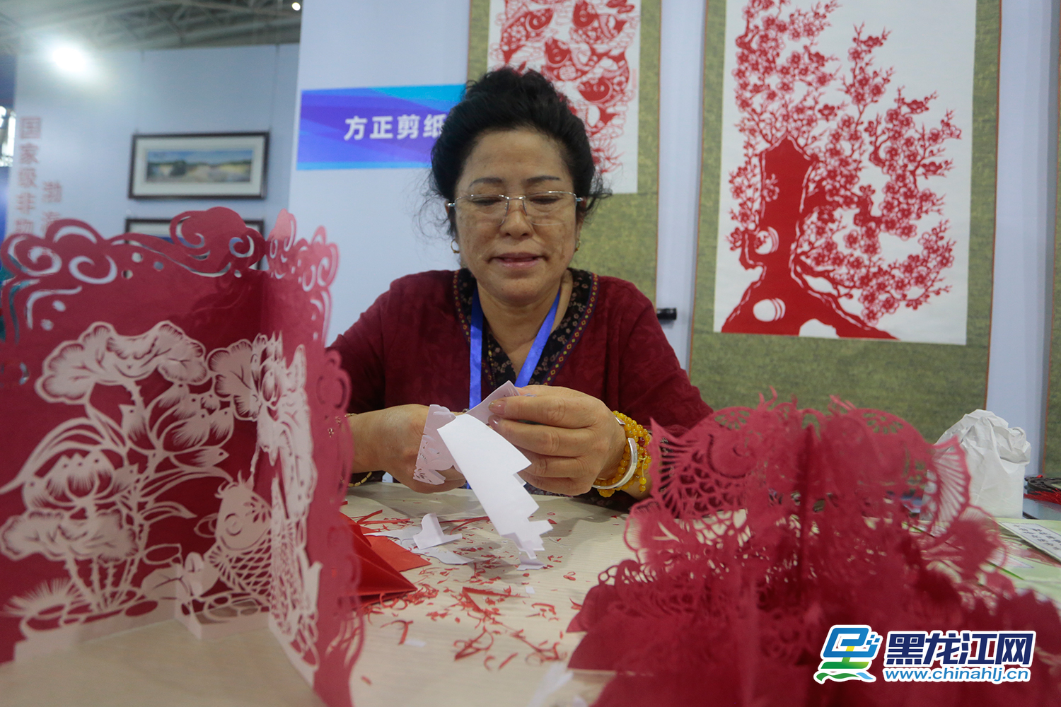 黑龙江网8月16日讯 16日，第十四届黑龙江国际文化产业博览会在哈尔滨会展中心举行。其中，A馆为文化交流馆、B馆为文化龙江馆、C馆为文化综合馆三个主题馆。文化交流馆汇集了国家工艺美术大师的奇珍异宝，100余位国家级、省级工艺美术大师，11大门类数万件工艺美术新品、精品、收藏品等。最具观赏价值的国家级大师的代表作220件，有木雕、玉雕、贝雕、砚雕、牙骨雕等品类。翟静/文 王铁男/摄