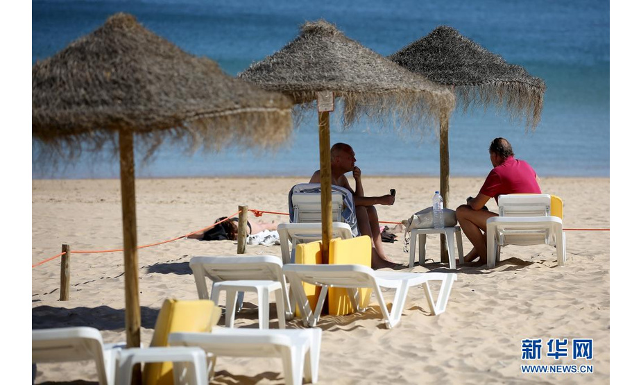 5月19日，游客在葡萄牙卡斯凯什的海滩上休闲。新华社发（佩德罗·菲乌萨摄）