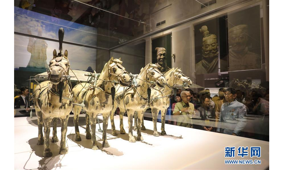 9月15日，观众在泰国曼谷国家博物馆的秦始皇兵马俑展上参观铜车马复制品。 名为“秦始皇——中国第一个皇帝与兵马俑”的展览15日在泰国曼谷国家博物馆开幕，为期3个月。这是秦始皇兵马俑首次在泰国展出，受到泰国社会广泛关注。 新华社记者 张可任 摄