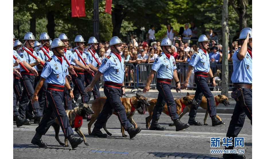 7月14日，在法国巴黎举行的国庆阅兵仪式上，消防员在香榭丽舍大街上行进。新华社记者陈益宸摄