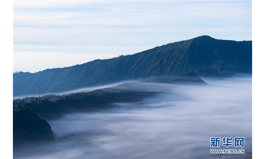 这是5月16日清晨在印度尼西亚东爪哇省拍摄的布罗莫火山群沙海盆地上的云海。 新华社记者 杜宇 摄