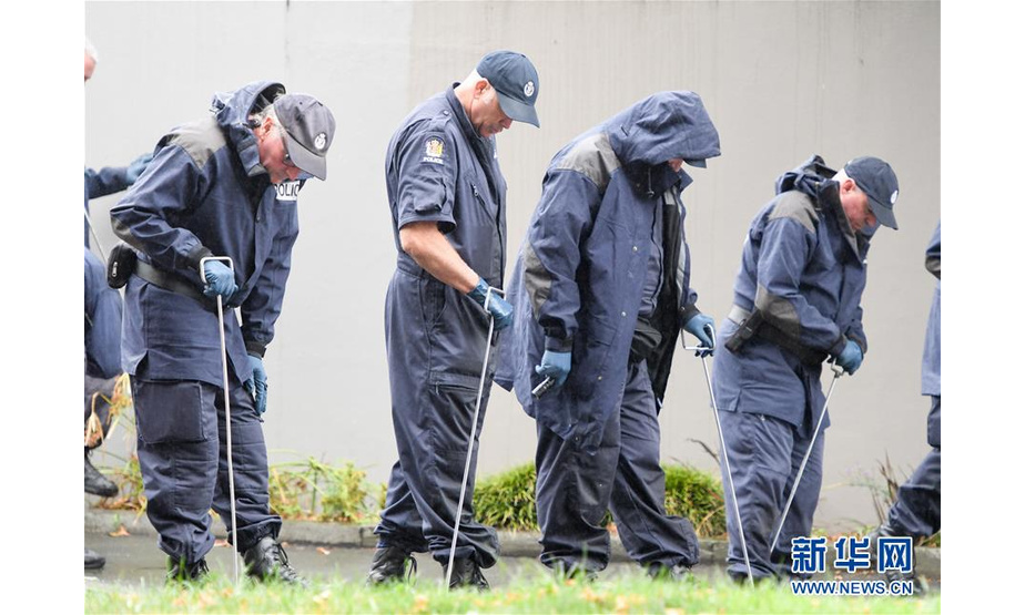 3月17日，在新西兰克赖斯特彻奇，安全人员在事发清真寺附近搜索。 新西兰警察总署17日宣布，由于新发现一名遇难者，目前新西兰克赖斯特彻奇市枪击案已致50死50伤。 新华社记者郭磊摄