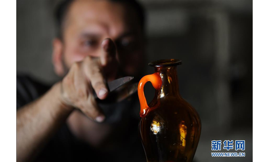 5月27日，在叙利亚大马士革，工匠巴沙尔·哈利勒在制作玻璃制品。新华社发（阿马尔摄）