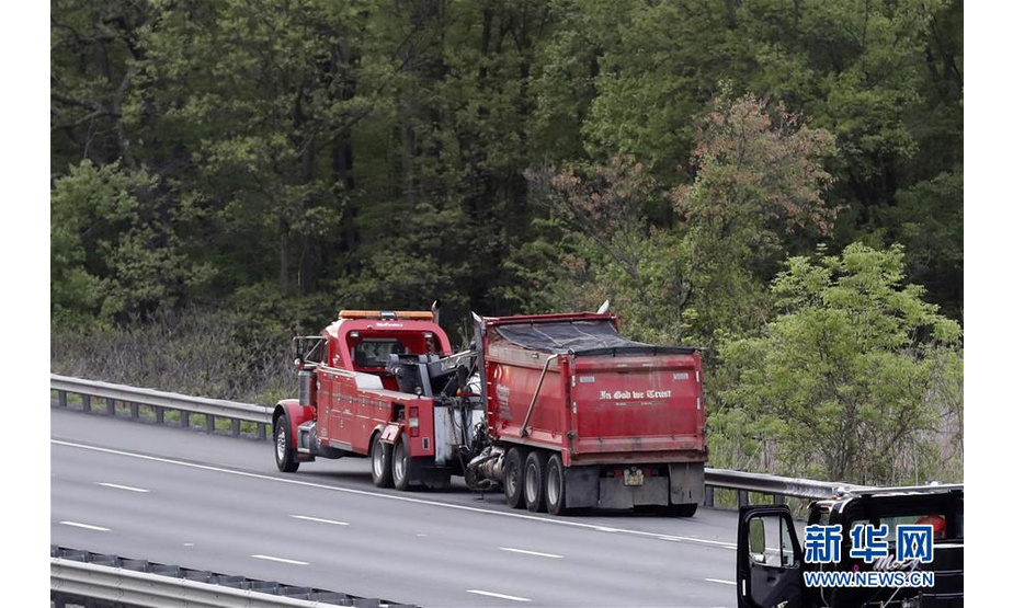 这是5月17日在美国新泽西州莫里斯县拍摄的发生撞车事故的垃圾卡车。新华社记者李木子 摄
