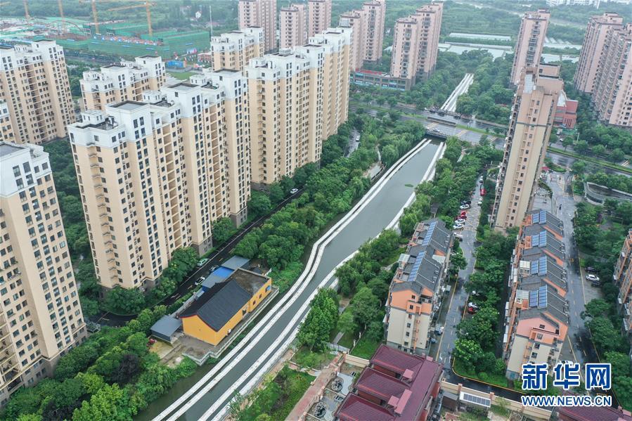 6月29日在吴兴区湖东街道拍摄的“水上稻田”（无人机照片）。 今年以来，浙江湖州吴兴区湖东街道开始在辖区河道大规模推广“水上稻田”新型农业项目，利用浮岛进行特种水稻种植，既能净化水体，又能产出生态稻谷。“水上稻田”预计在11月实现收割。 新华社记者 翁忻旸 摄