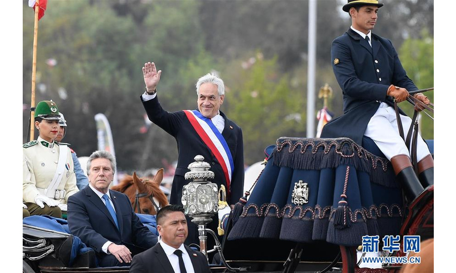 9月19日，在智利首都圣地亚哥，智利总统皮涅拉（中）出席阅兵式。 9月19日，一年一度的智利陆军节阅兵式在首都圣地亚哥奥希金斯公园举行。智利陆海空三军和警察部队7600多人参加了阅兵式。 新华社发（豪尔赫·比列加斯 摄）