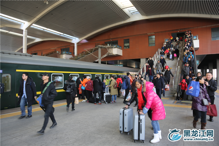 乘客纷纷通过检票口，登上火车。 石启立 摄