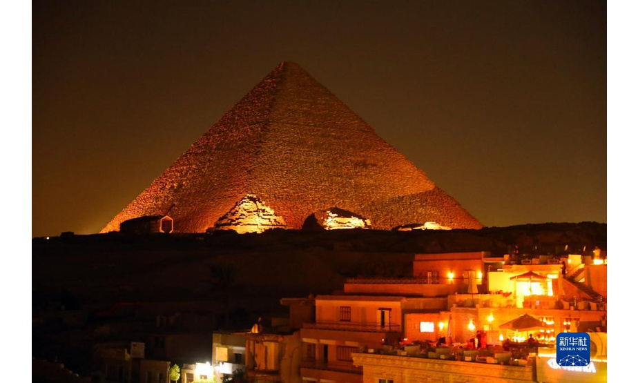 9月27日，埃及吉萨金字塔群景区为游客上演声光秀。

　　每年的9月27日是世界旅游日。新冠疫情导致埃及旅游业受到冲击，游客数量下降明显。但随着埃及国内新冠疫苗的持续接种，各类防疫措施的执行以及旅游资源的宣介和推广，埃及游客数量近来逐渐增多。吉萨金字塔群游客数量现已恢复至疫情前游客数量的一半以上。

　　新华社记者 隋先凯 摄
