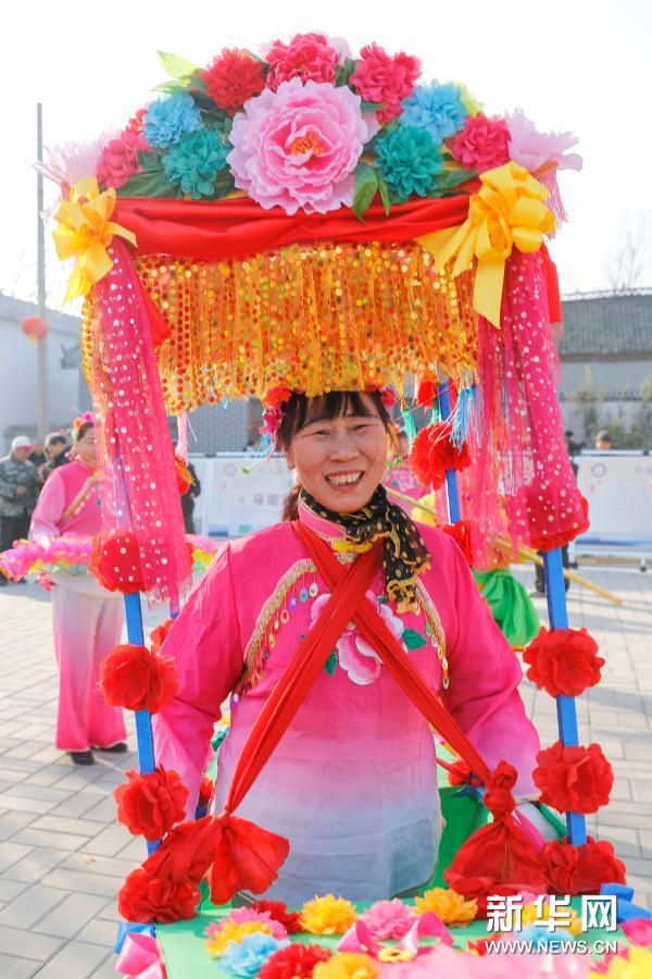 12月27日，民间艺人在河南省平顶山市宝丰县张八桥镇姚店铺村表演非遗竹马旱船。新华社发（何五昌 摄）