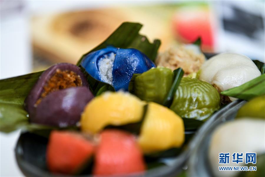 这是9月1日在马来西亚吉隆坡拍摄的娘惹糕。在马来西亚，早期的中国移民与当地人的后代被称为峇峇娘惹，男性称峇峇，女性叫娘惹，是东南亚土生华人族群。峇峇娘惹保留了中华传统习俗，同时也吸收了当地马来人的文化，他们的美食同样兼具了中马两国的特色，娘惹糕是其中的代表之一。娘惹糕由糯米、椰浆、香料等原料制成，口感软糯，种类及口味繁多。糕点取用蝶豆花、班兰叶等植物的汁液上色，形成艳丽的色彩，是备受当地人欢迎的美食。新华社发（张纹综摄）