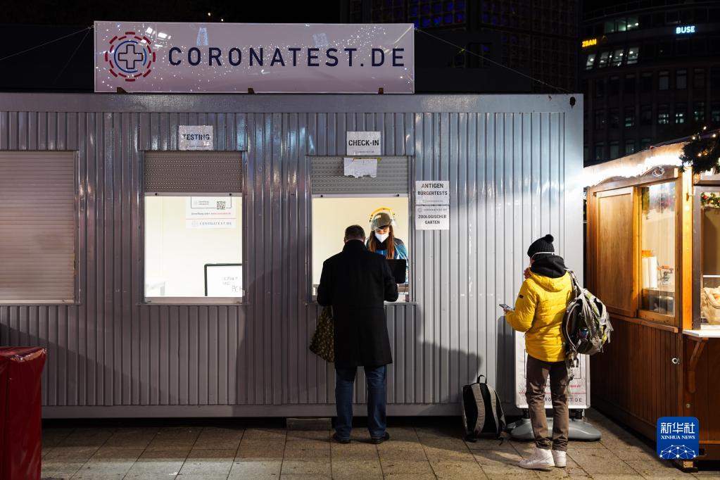 11月22日，在德国首都柏林的布赖特沙伊德广场，两名游客在圣诞市场旁的新冠检测中心等待接受检测。

　　受新冠疫情影响，德国柏林、法兰克福等地的圣诞市场有的取消，有的在较为严格的防疫措施下开放。

　　新华社发（斯特凡·蔡茨摄）