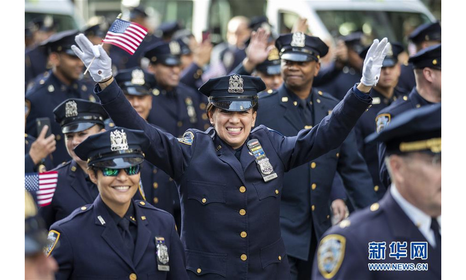 11月11日，纽约警察参加退伍军人纪念日游行。新华社记者 王迎 摄