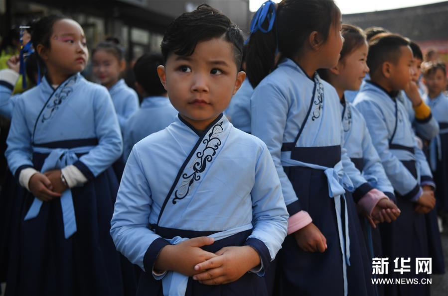 10月19日，少儿在汉服嘉年华方阵巡游中。 新华社记者 陶明 摄