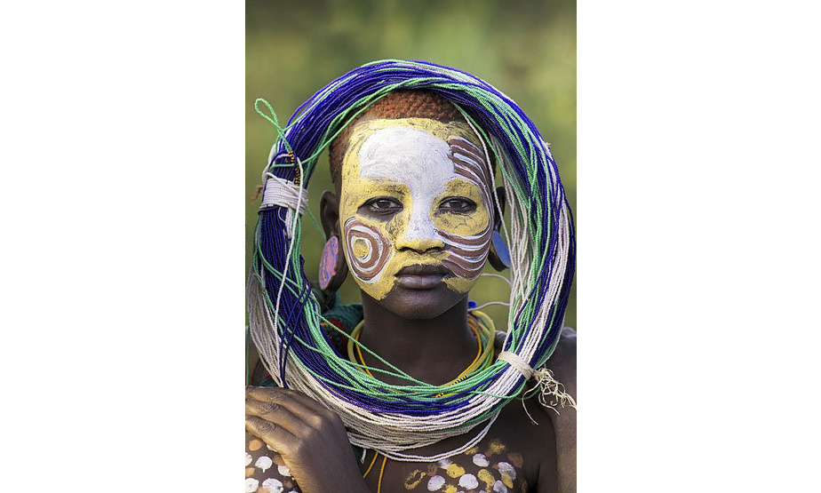些照片也记录下了其他传统装饰，该部落的土著居民用当地的有色泥土和天然植物做染料，涂抹在脸部和身体各处。