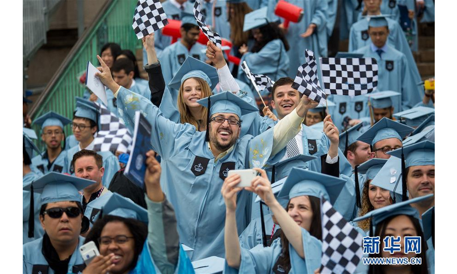 5月16日，在美国纽约，毕业生参加哥伦比亚大学毕业典礼。当日，哥伦比亚大学举行2018年毕业典礼，学生、教职人员和毕业生家属等逾3.5万人参加。2018年哥伦比亚大学的毕业生超过1.5万名。新华社发（郭克摄）
