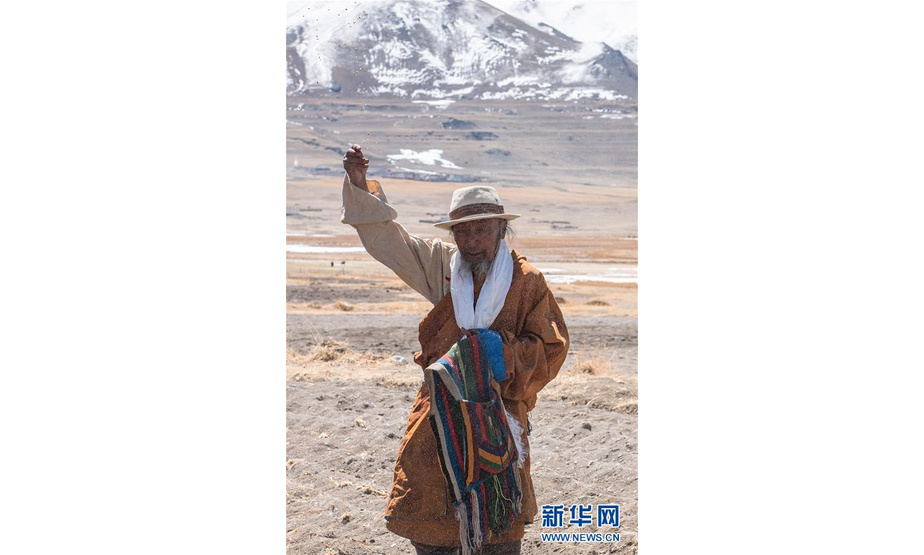 在西藏那曲市尼玛县当穹错旁举行的春耕典礼上，曲旺老人将青稞良种撒向天空祈福（4月30日摄）。新华社记者 侯捷 摄