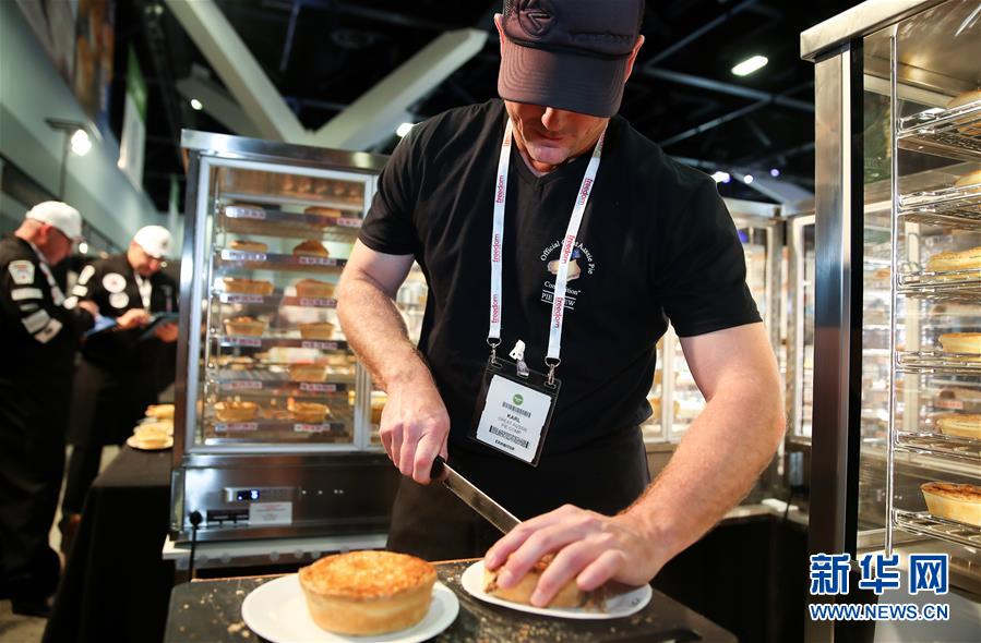 9月10日，在澳大利亚悉尼国际会展中心，澳大利亚美食展参展商制作澳洲派。澳洲派是澳大利亚人日常食用的点心，大多数澳洲人认为澳洲派是他们成长中印象深刻的代表美食。不同于常见的苹果派等甜味点心，澳洲派通常以咸味牛肉为馅料。新华社记者 白雪飞 摄