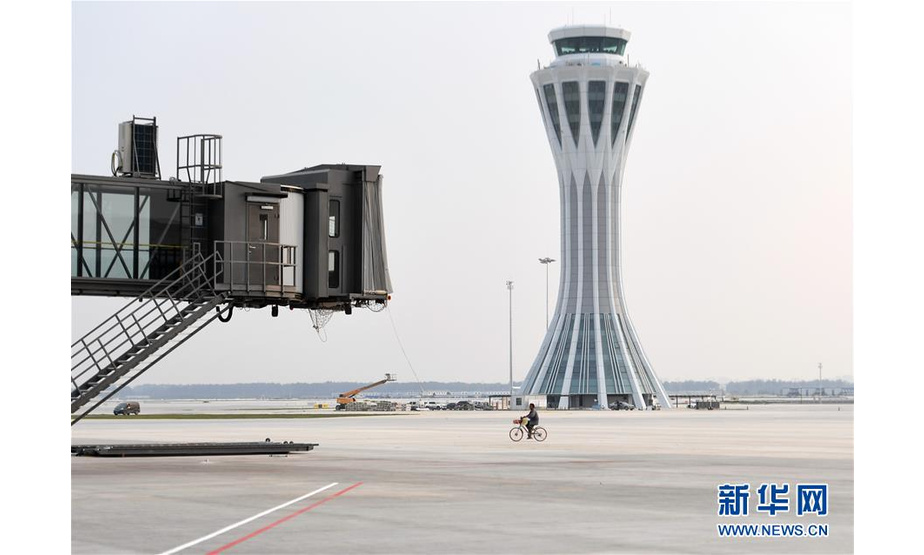 这是6月25日拍摄的北京大兴国际机场西塔台。 当日，北京大兴国际机场西塔台通过竣工验收并整体交付使用。西塔台被誉为“凤凰之眼”，未来将担负北京大兴国际机场70%以上的飞机起降指挥任务。 新华社记者 张晨霖 摄