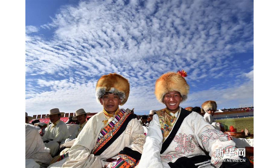 在西藏那曲市赛马节上拍摄的戴“天线帽”的西藏安多汉子（8月10日摄）。 西藏藏北安多县牧民有戴“天线帽”的传统，“天线帽”传统上由羊羔皮、狐狸皮等缝制，现多为羊羔皮及人造皮缝制。不论男女所戴的“天线帽”顶上都有一根类似天线的条状彩线编织物竖起。 新华社记者 觉果 摄