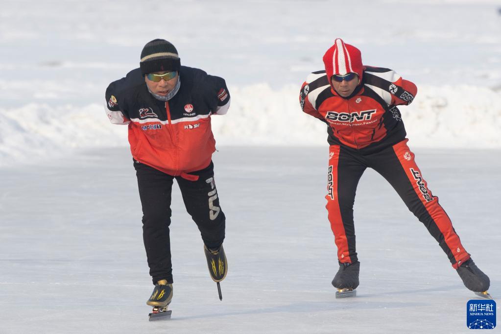 随着北京冬奥会临近，中国最北省份黑龙江省的冰雪运动氛围渐浓，越来越多人在这片广阔的黑土地走上冰场、雪道，化身“冰雪健将”，享受冰情雪趣。

　　从举办第一届全国冰上运动会到获得中国首个冬季运动项目世界冠军，再到每年带动千万人次参与冰雪运动……作为我国开展冰雪运动最早的省份之一，黑龙江不断推进冰雪体育发展，助力北京冬奥会，推动全民上冰雪。

　　迄今为止，在我国获得的13枚冬奥会金牌中，有8枚是由黑龙江培养、输送的运动员所获得，还有1枚短道速滑接力金牌，队中主力王濛即是黑龙江人。黑龙江省连续开展40余年的“百万青少年上冰雪”活动，激发了一代代青少年的冰雪运动热情，更为我国冰雪体育运动发展培养了大批后备人才。

　　图为市民在哈尔滨市道里区一处公益冰场滑冰（1月26日摄）。

　　新华社记者 张涛 摄