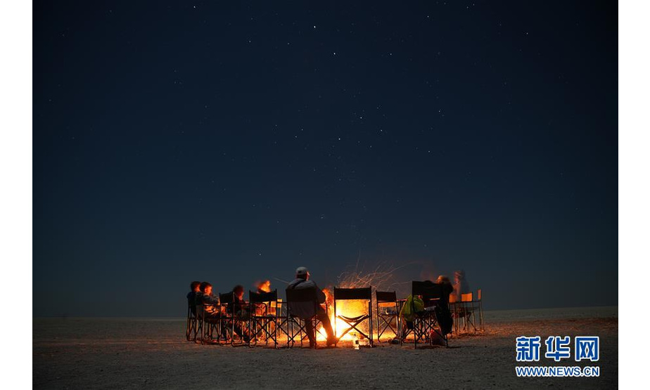 8月11日，游客在博茨瓦纳马卡迪卡迪盐沼升起篝火。 马卡迪卡迪盐沼位于博茨瓦纳北部，由数个盐沼组成。如今，在盐沼过夜欣赏星空，成为了深受游客欢迎的项目。 新华社记者 杨孟曦 摄