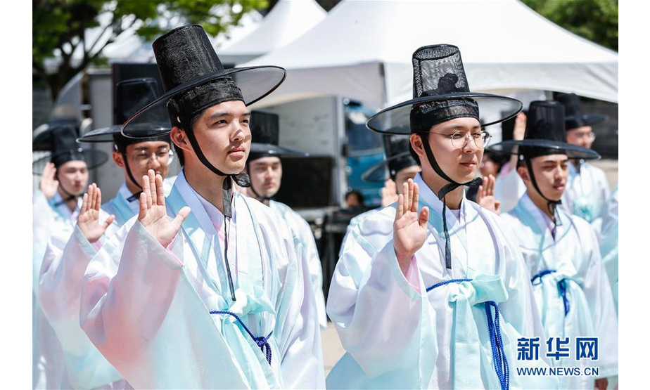 5月20日，在韩国首尔，韩国学生身穿传统韩服参加成人仪式。新华社记者 王婧嫱 摄