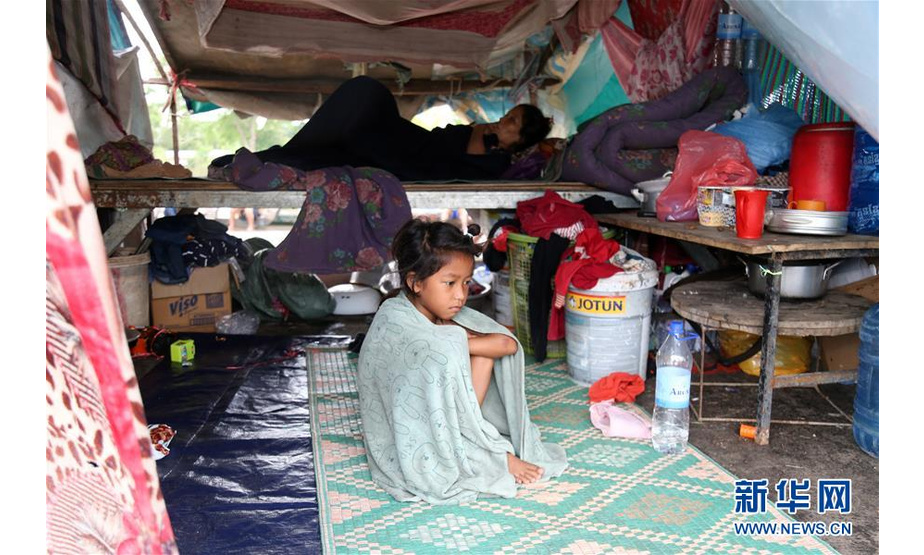 10月21日，在柬埔寨班迭棉吉省，受灾群众在帐篷内休息。 柬埔寨首相洪森21日在柬西北部班迭棉吉省表示，近期洪灾已导致柬34人丧生。柬埔寨国家灾难管理委员会19日说，雨季暴雨加上热带风暴带来的洪灾已影响到柬19个省和直辖市，逾31万人受灾，超过7.3万栋房屋、29万公顷农田被淹，政府已出动军队等开展抗洪救灾、帮助民众撤离，已有3.7万余人被疏散。 新华社发（李莱 摄）