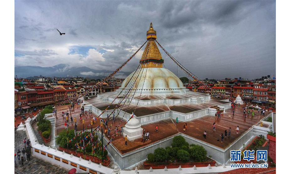 2019年7月20日，人们在位于尼泊尔加德满都的布达纳特佛塔游览。 尼泊尔位于喜马拉雅山南麓，与中国和印度相邻，是一个内陆山国。 新华社发（苏尼尔·夏尔马摄）