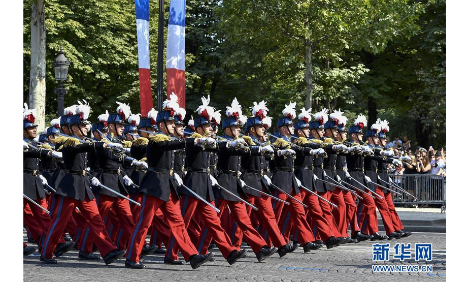 7月14日，在法国巴黎举行的国庆阅兵仪式上，受阅部队在香榭丽舍大街上行进。新华社记者陈益宸摄