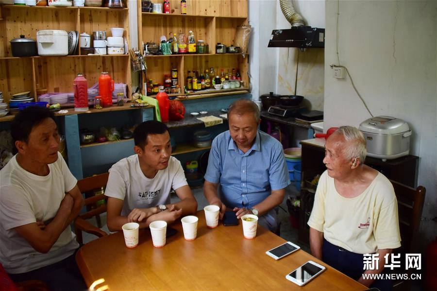 6月30日，第二代放映人朱文炳（左一）、第四代放映人朱强（左二）与第三代放映人朱生荣（右二）来看望第一代放映人王志华（右一）。新华社记者 郑梦雨 摄

