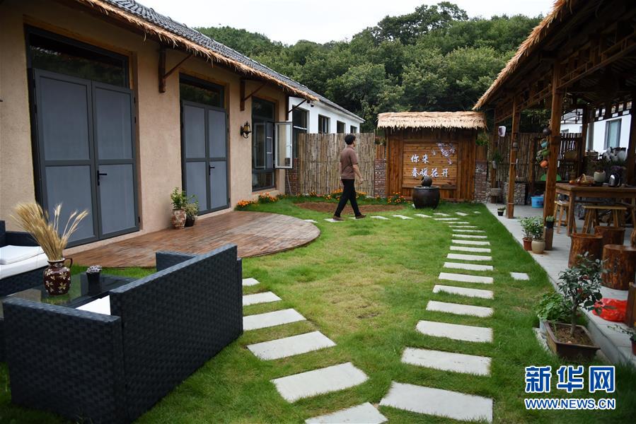 9月3日，一名游客在日照市五莲县松柏镇窦家台子村的民宿参观新华社记者王凯摄