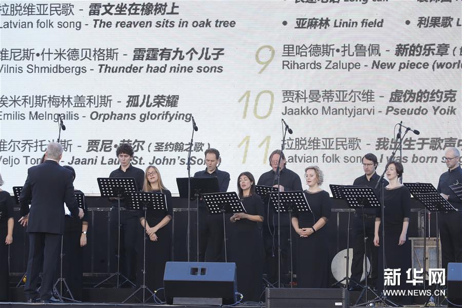 10月19日，在上海中山公园，拉脱维亚广播合唱团演员在演唱。新华社记者 高峰 摄