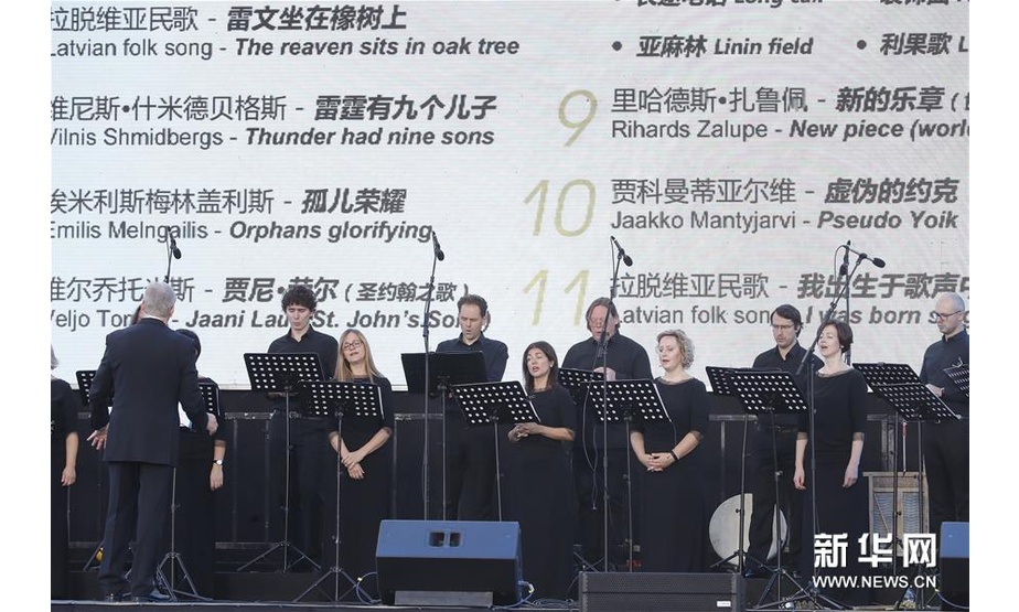 10月19日，在上海中山公园，拉脱维亚广播合唱团演员在演唱。新华社记者 高峰 摄