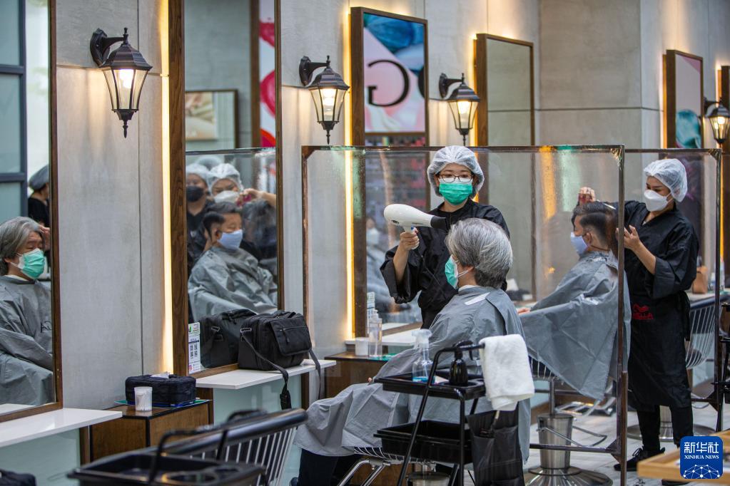 9月1日，人们在泰国曼谷一家理发店理发。新华社记者王腾摄