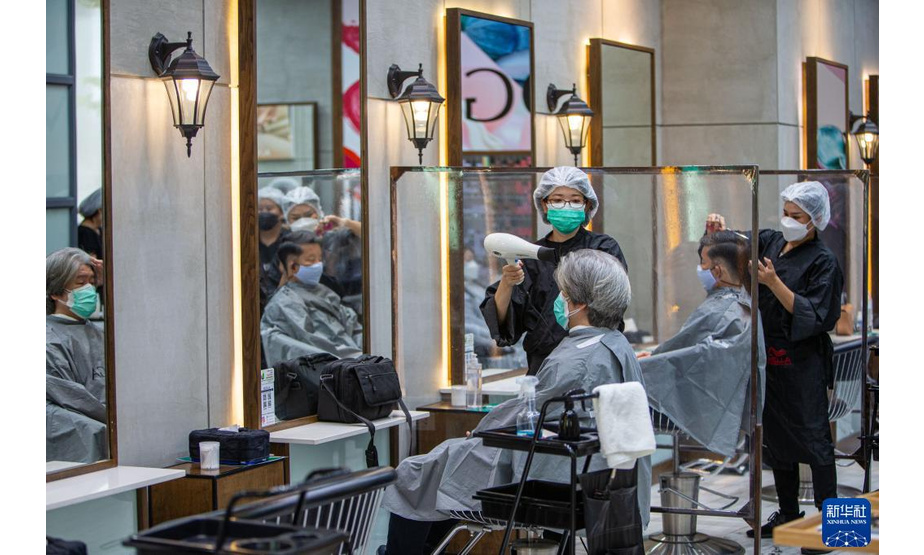 9月1日，人们在泰国曼谷一家理发店理发。新华社记者王腾摄