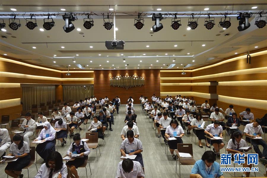 9月15日，在泰国曼谷，泰国首届职业教育“中文+职业技能”宝石王杯大赛在泰国吉拉达技术学院举行。 泰国首届职业教育“中文+职业技能”宝石王杯大赛15日在位于首都曼谷的泰国吉拉达技术学院举行，来自泰国各地49所中等和高等职业院校的1168名学生参加了比赛。 新华社发